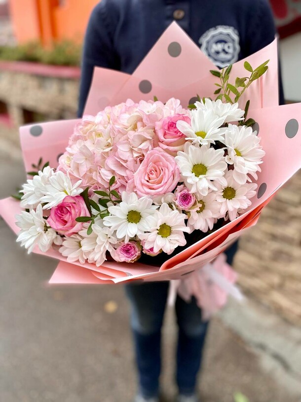 Сборный букет с гортензией, артикул F1207660 - 5100 рублей, доставка по городу. Flawery - доставка цветов