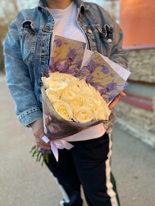 25 белых роз в букете, артикул F1208514 - 8870 рублей, доставка по городу. Flawery - доставка цветов