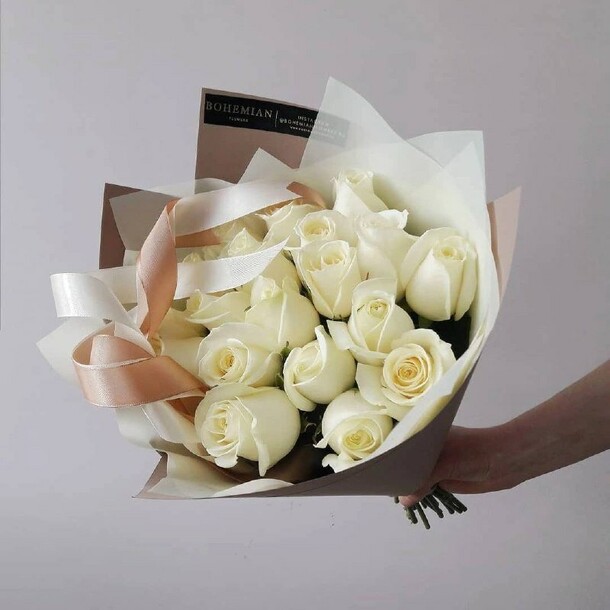Белые розы в букете, артикул F1209079 - 6940 рублей, доставка по городу. Flawery - доставка цветов