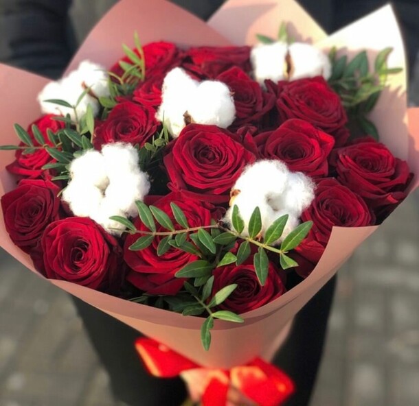 Красные розы с хлопком, артикул F1209089 - 6250 рублей, доставка по городу. Flawery - доставка цветов