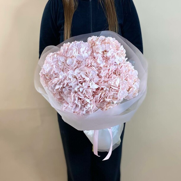 Букет из 5 розовых гортензии, артикул F1345296 - 5660 рублей, доставка по городу. Flawery - доставка цветов