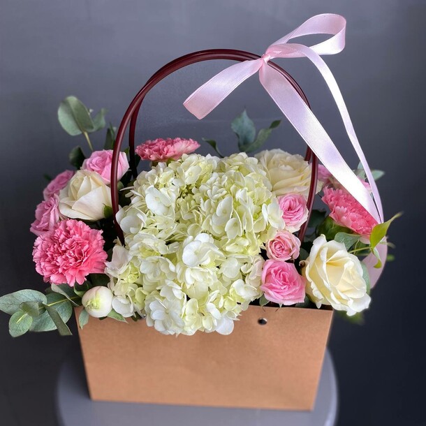 Сумочка с гортензией и диантусами, артикул F1349606 - 3890 рублей, доставка по городу. Flawery - доставка цветов