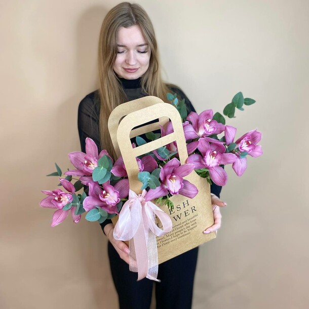 Сумочка с орхидеями, артикул F1365154 - 6259 рублей, доставка по городу. Flawery - доставка цветов