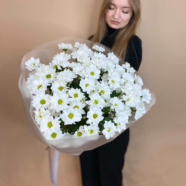 Букет из хризантем ромашек, артикул F1365156 - 6790 рублей, доставка по городу. Flawery - доставка цветов