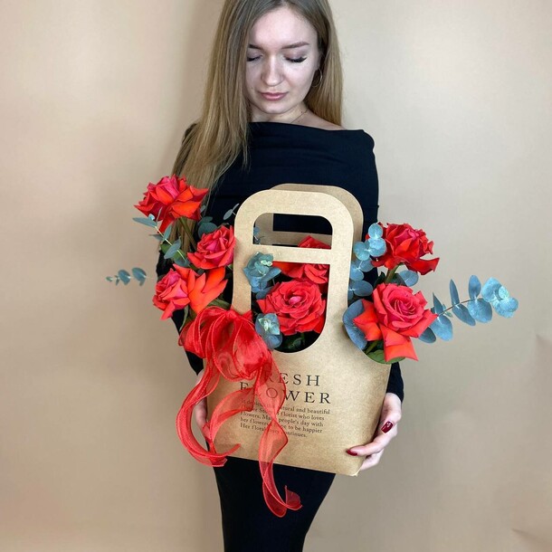 Сумочка с французскими розами, артикул F1365191 - 4950 рублей, доставка по городу. Flawery - доставка цветов