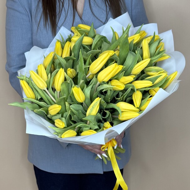 Желтые тюльпаны 51 шт, артикул F1391826 - 16100 рублей, доставка по городу. Flawery - доставка цветов