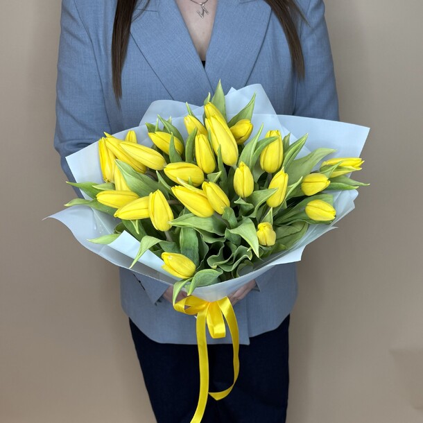 25 желтых тюльпанов, артикул F1391830 - 8290 рублей, доставка по городу. Flawery - доставка цветов