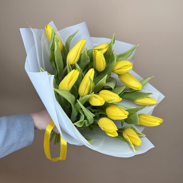 Букет 15 желтых тюльпанов, артикул F1391833 - 5290 рублей, доставка по городу. Flawery - доставка цветов
