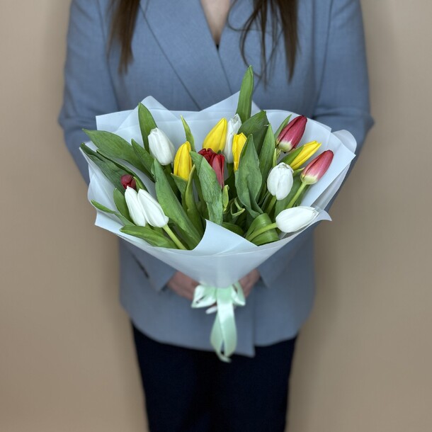 Букет 15 микс тюльпанов, артикул F1391858 - 5269 рублей, доставка по городу. Flawery - доставка цветов
