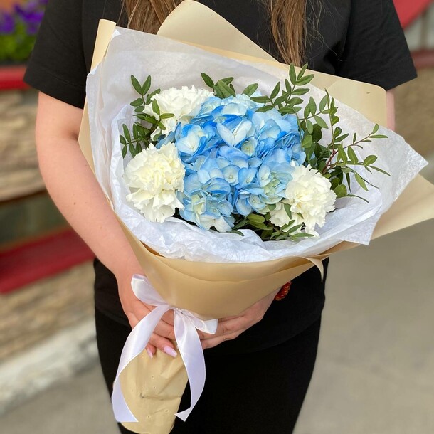 Букет с гортензией и диантусами, артикул F1486587 - 2850 рублей, доставка по городу. Flawery - доставка цветов