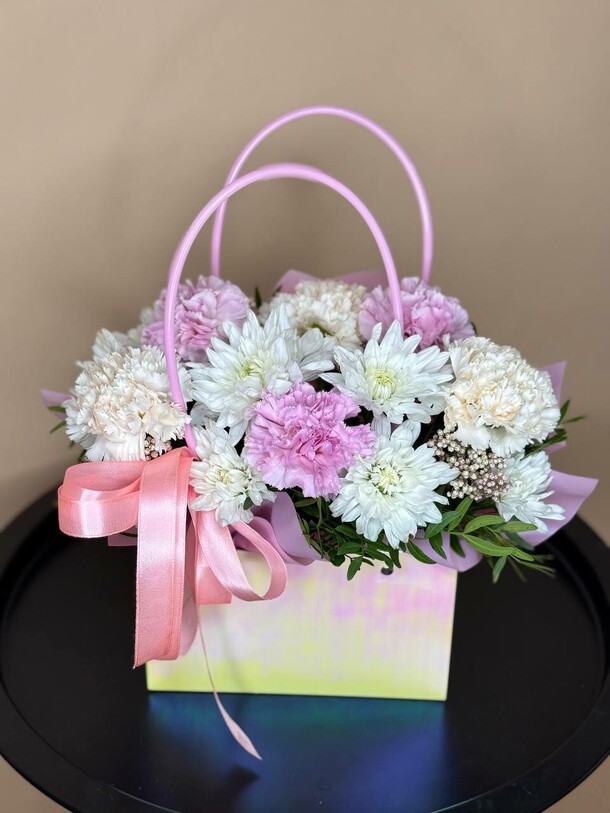 Сумочка с диантусами и хризантемой, артикул F1491547 - 3550 рублей, доставка по городу. Flawery - доставка цветов