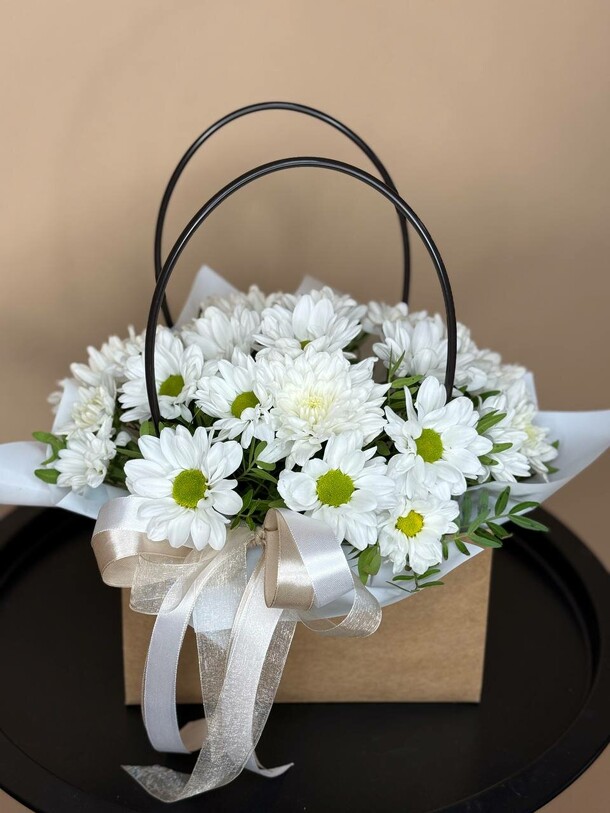 Сумочка с хризантемой, артикул F1491548 - 2750 рублей, доставка по городу. Flawery - доставка цветов