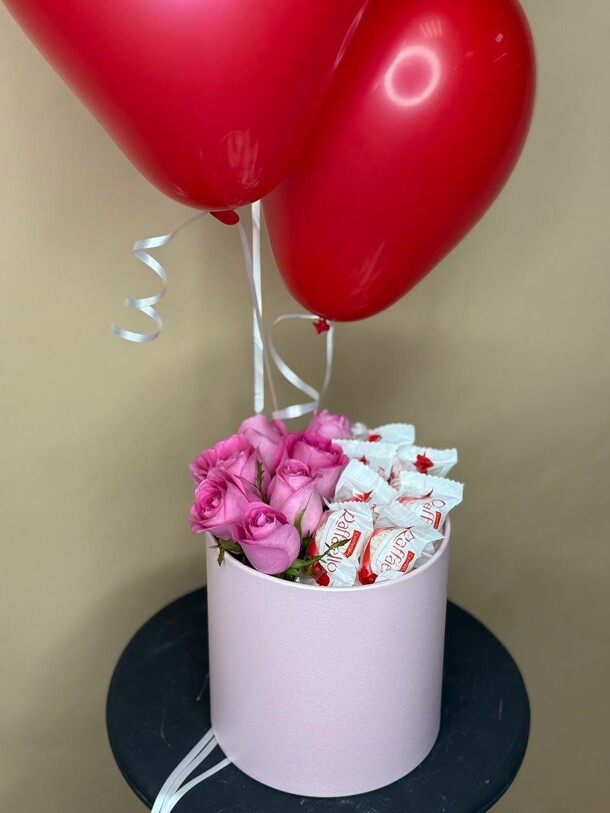 Комбо из роз, шаров и раффаело, артикул F1516296 - 4450 рублей, доставка по городу. Flawery - доставка цветов