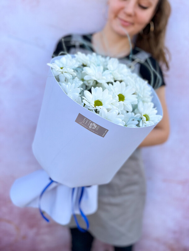 Букет из белых ромашек, артикул F1271175 - 3500 рублей, доставка по городу. Flawery - доставка цветов