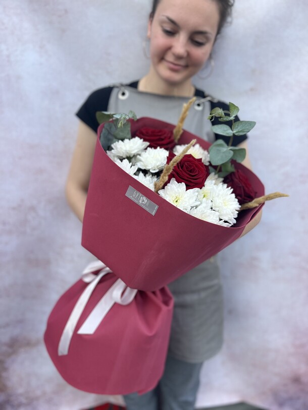 Букет из роз и хризантемы, артикул F1271186 - 3996 рублей, доставка по городу. Flawery - доставка цветов