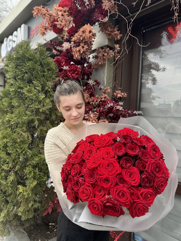 Букет из 55 красных роз, артикул F1381925 - 19950 рублей, доставка по городу. Flawery - доставка цветов
