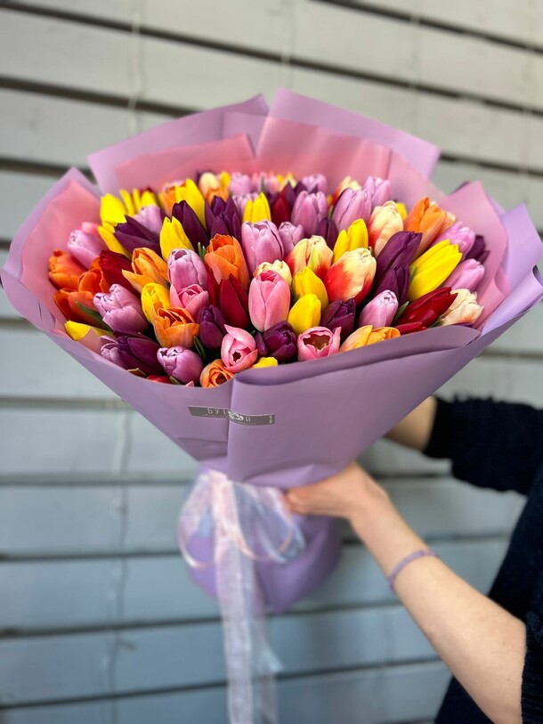 Букет из 101 тюльпана, артикул F1393005 - 24990 рублей, доставка по городу. Flawery - доставка цветов