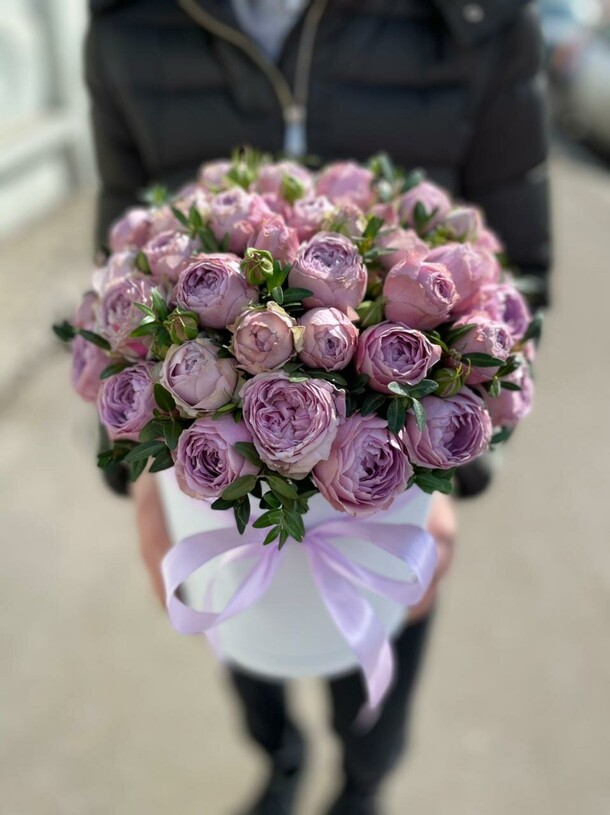 Коробочка роза кустовая пионовидная, артикул F108943 - 7502 рублей, доставка по городу. Flawery - доставка цветов