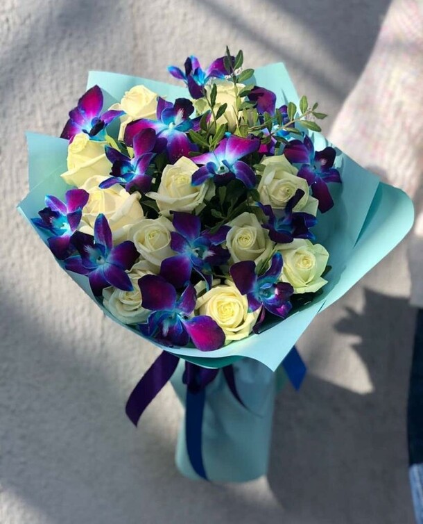 Букет розы с космической орхидеей, артикул F1205603 - 3727 рублей, доставка по городу. Flawery - доставка цветов