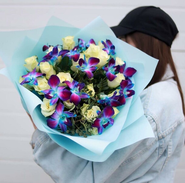 Букет космическая орхидея с розами, артикул F1205606 - 5524 рублей, доставка по городу. Flawery - доставка цветов