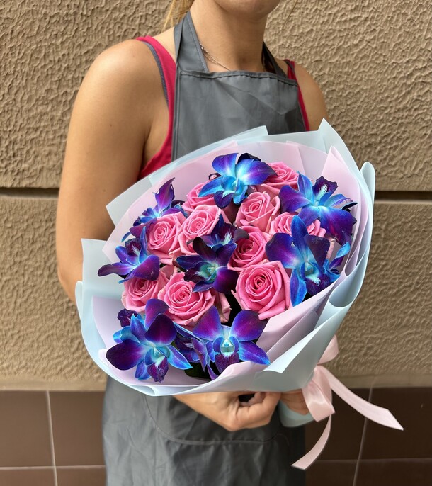 Букет космическая орхидея с розами, артикул F1206490 - 4387 рублей, доставка по городу. Flawery - доставка цветов