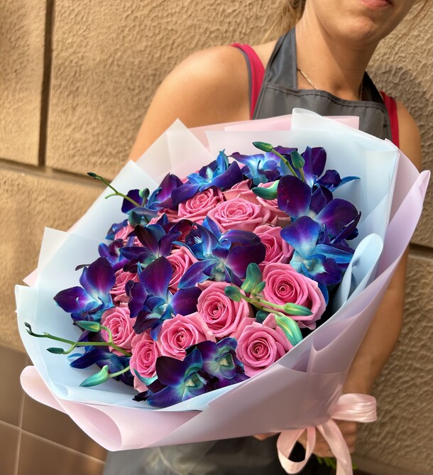 Букет с космической орхидеей и розами, артикул F1206593 - 7567 рублей, доставка по городу. Flawery - доставка цветов