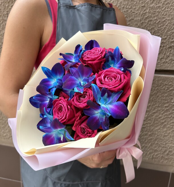 Букет с космической орхидеей и розами, артикул F1206651 - 4387 рублей, доставка по городу. Flawery - доставка цветов