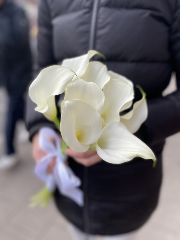 Букет каллы белые, артикул F1207538 - 7294 рублей, доставка по городу. Flawery - доставка цветов