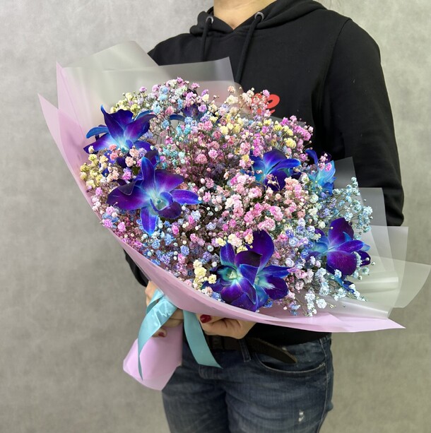 Букет радужная гипсофила с космической орхидеей, артикул F1221269 - 3947 рублей, доставка по городу. Flawery - доставка цветов
