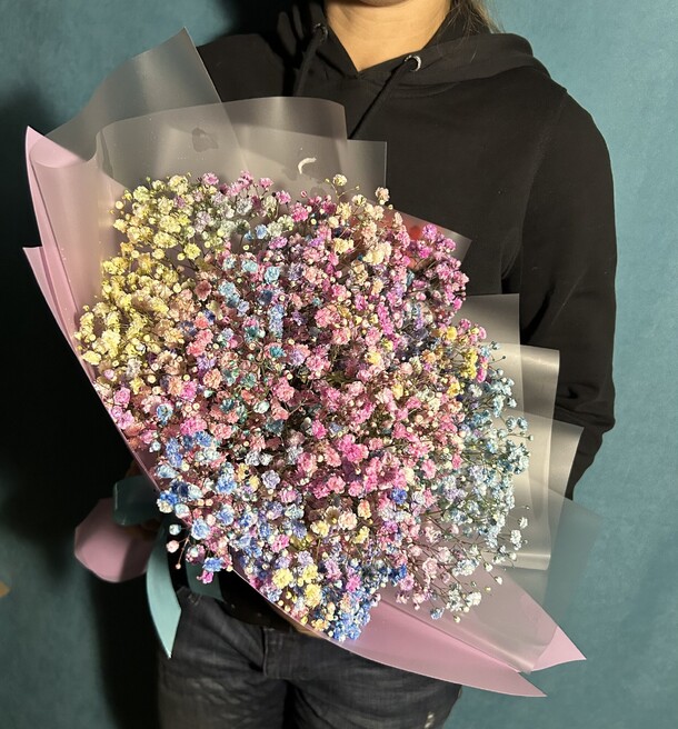 Букет с радужной гипсофилой, артикул F1221273 - 3177 рублей, доставка по городу. Flawery - доставка цветов