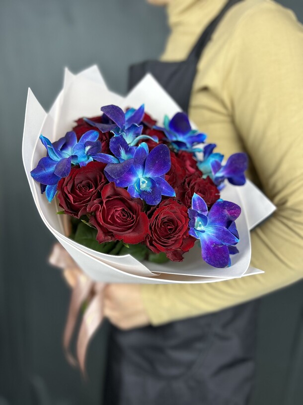 Букет красные розы с орхидеей, артикул F1267199 - 4467 рублей, доставка по городу. Flawery - доставка цветов