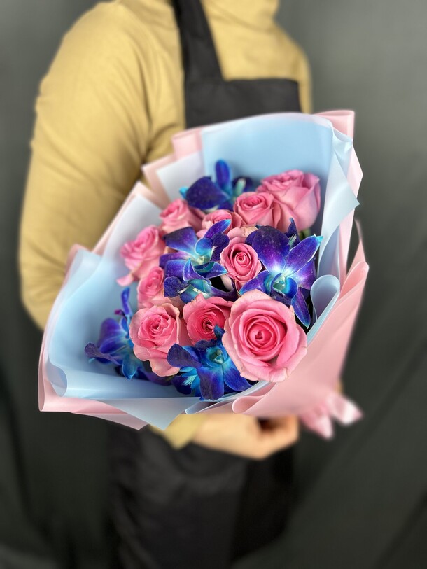 Букет розы с орхидеей космической, артикул F1267201 - 4595 рублей, доставка по городу. Flawery - доставка цветов