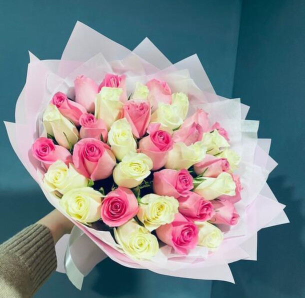 Букет розы белые с розовыми, артикул F1268849 - 6476 рублей, доставка по городу. Flawery - доставка цветов