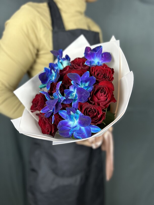 Букет розы красные с космической орхидеей, артикул F1271773 - 4277 рублей, доставка по городу. Flawery - доставка цветов