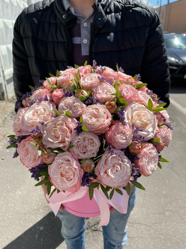 Коробочка роза кустовая пионовидная мадам бомбастик, артикул F1274185 - 7865 рублей, доставка по городу. Flawery - доставка цветов