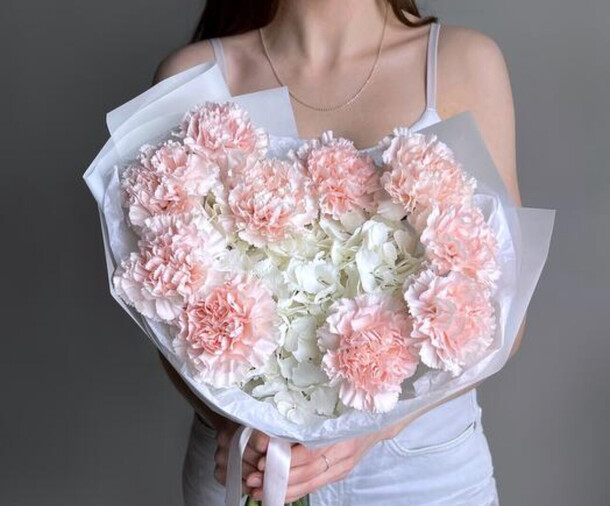 Букет авторский гвоздика, гортензия, артикул F1302443 - 5082 рублей, доставка по городу. Flawery - доставка цветов