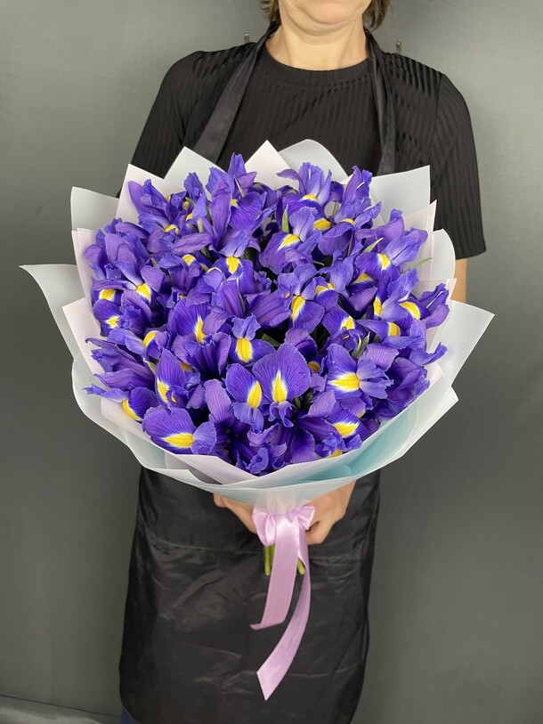 Букет 25 ирис в авторской упаковке., артикул F1339867 - 5445 рублей, доставка по городу. Flawery - доставка цветов