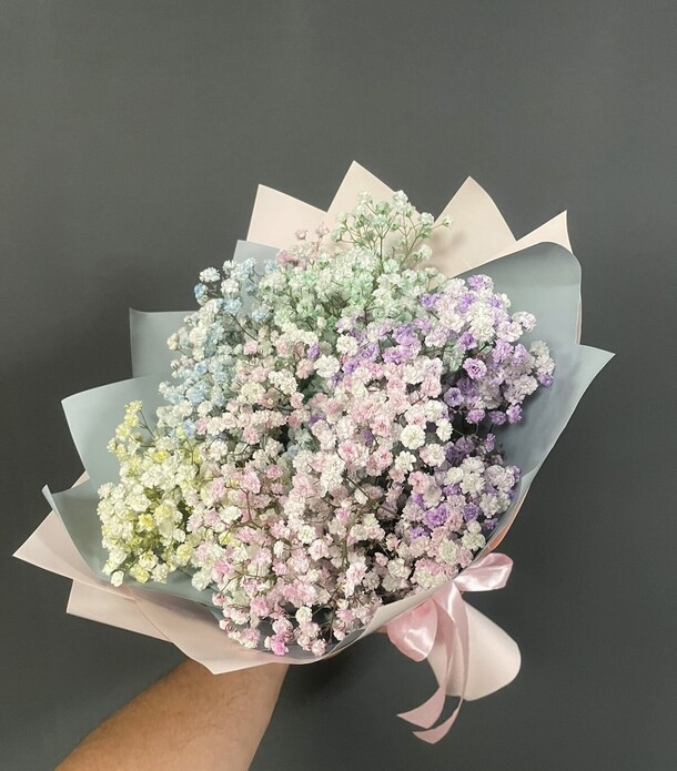 Букет радужная гипсофила в нежной пленке, артикул F1444022 - 3054 рублей, доставка по городу. Flawery - доставка цветов