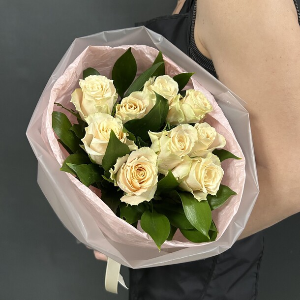 Букет розы кремовые с рускусом, артикул F1535519 - 1650 рублей, доставка по городу. Flawery - доставка цветов