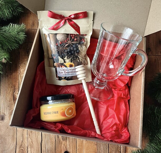 Подарочный набор глинтвейн, артикул F1324500 - 2600 рублей, доставка по городу. Flawery - доставка цветов