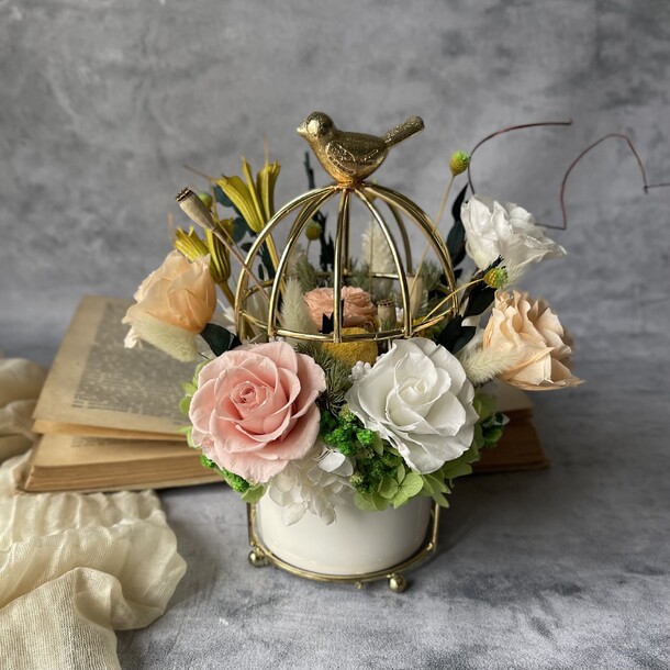 Композиция в кашпо из сухоцветов и стабилизированных цветов «золотая клетка», артикул F1334014 - 6500 рублей, доставка по городу. Flawery - доставка цветов