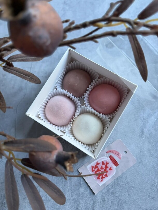 Четыре оттенка любви. Ассорти моти, артикул F1520249 - 1550 рублей, доставка по городу. Flawery - доставка цветов