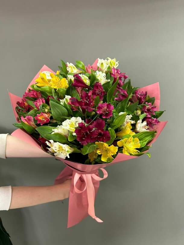Букет из 15 альстромерий, артикул F1269306 - 3140 рублей, доставка по городу. Flawery - доставка цветов