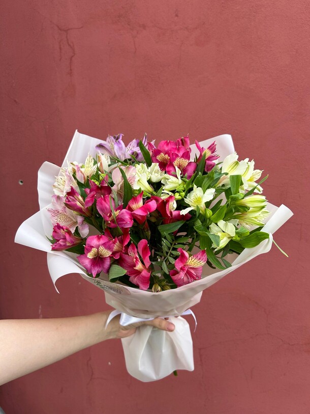 Букет альстромерий микс, артикул F1276147 - 2620 рублей, доставка по городу. Flawery - доставка цветов