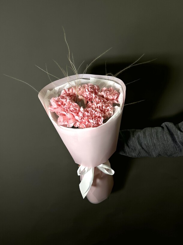 Диантусы и ковыль, артикул F1375495 - 1440 рублей, доставка по городу. Flawery - доставка цветов