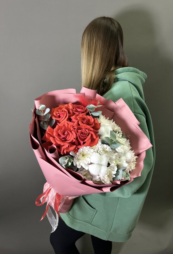 Букет с французской розой и хризантемой, артикул F1377470 - 4500 рублей, доставка по городу. Flawery - доставка цветов