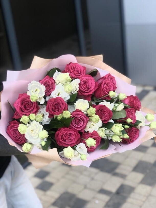 Букет роз и эустом, артикул F1143690 - 5600 рублей, доставка по городу. Flawery - доставка цветов