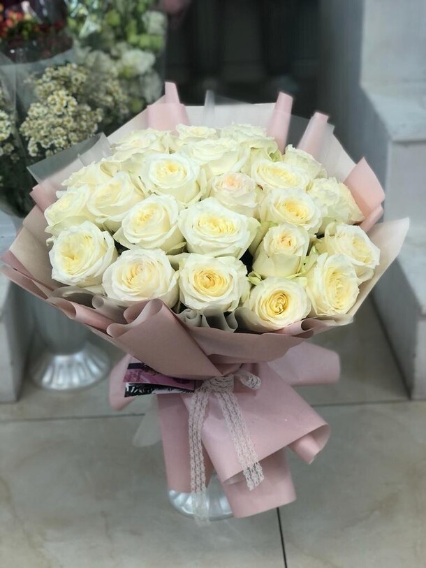 Букет белых ароматных роз, артикул F1143691 - 5900 рублей, доставка по городу. Flawery - доставка цветов