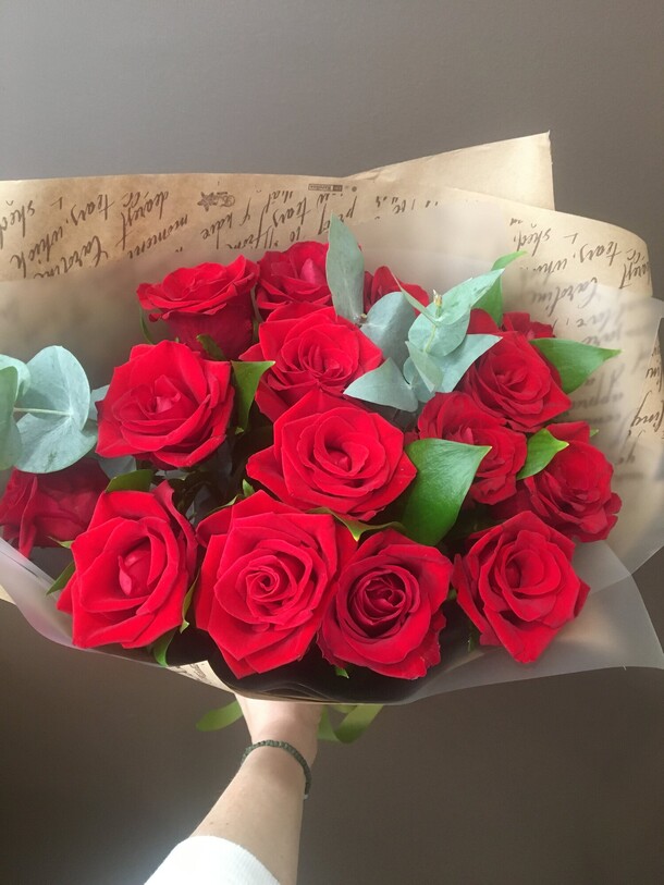 15 красных роз с эвкалиптом, артикул F1145106 - 3500 рублей, доставка по городу. Flawery - доставка цветов