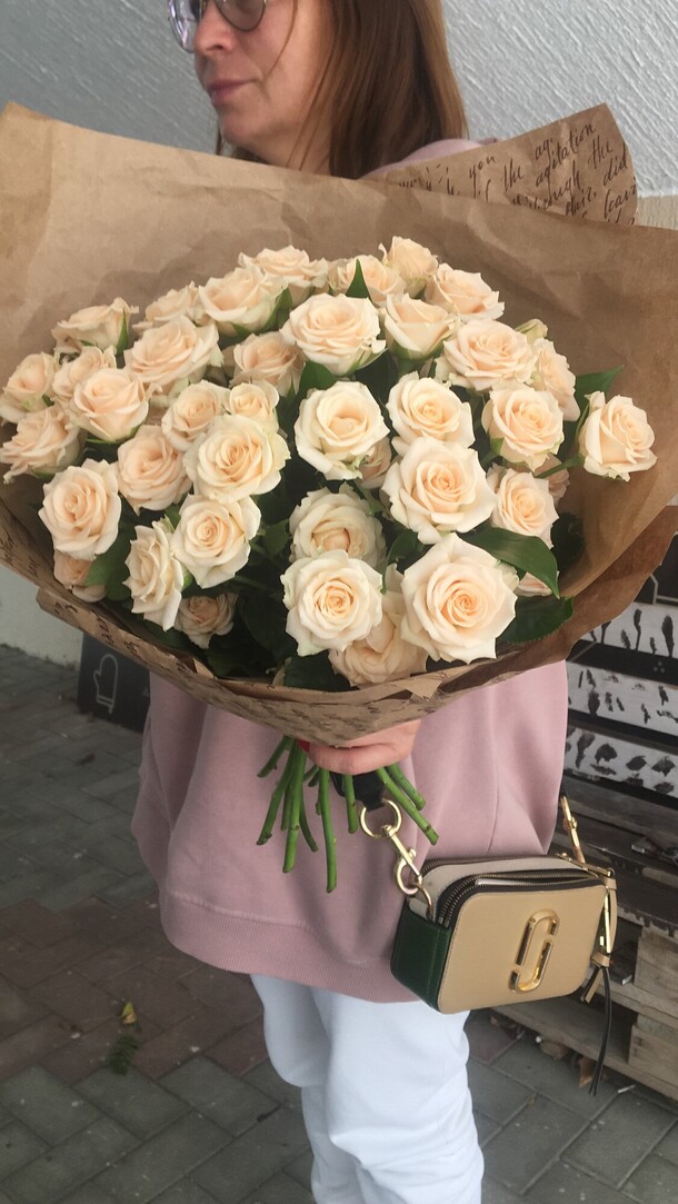 Букет кремовых кустовых роз, артикул F1146051 - 3990 рублей, доставка по городу. Flawery - доставка цветов